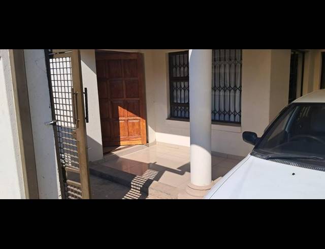 5 BEDROOM HOUSE FOR SALE IN MEADOWLANDS